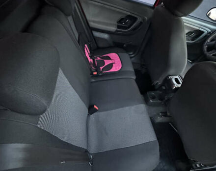 Красный Шкода Фабия, объемом двигателя 1.6 л и пробегом 330 тыс. км за 5400 $, фото 5 на Automoto.ua