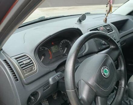 Красный Шкода Фабия, объемом двигателя 1.4 л и пробегом 245 тыс. км за 3850 $, фото 2 на Automoto.ua