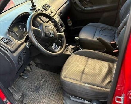 Красный Шкода Фабия, объемом двигателя 1.39 л и пробегом 410 тыс. км за 3050 $, фото 4 на Automoto.ua