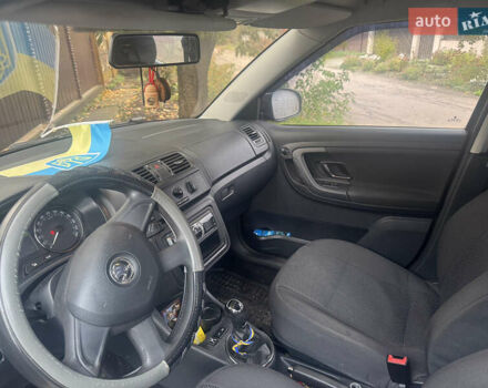 Красный Шкода Фабия, объемом двигателя 1.39 л и пробегом 104 тыс. км за 8000 $, фото 4 на Automoto.ua