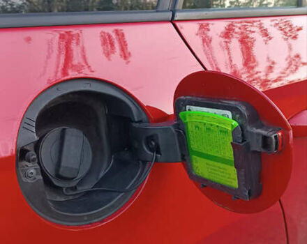 Красный Шкода Фабия, объемом двигателя 1 л и пробегом 258 тыс. км за 6400 $, фото 4 на Automoto.ua