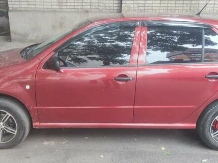 Красный Шкода Фабия, объемом двигателя 1.2 л и пробегом 255 тыс. км за 3500 $, фото 1 на Automoto.ua