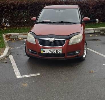 Красный Шкода Фабия, объемом двигателя 1.39 л и пробегом 280 тыс. км за 3900 $, фото 1 на Automoto.ua