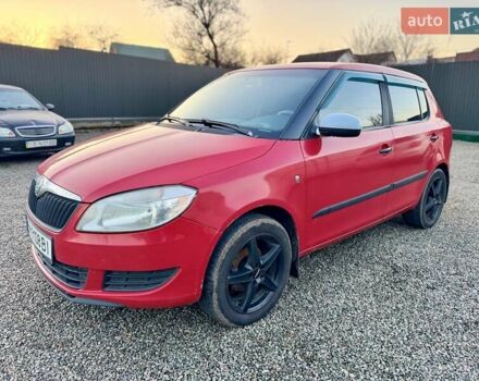 Красный Шкода Фабия, объемом двигателя 1.2 л и пробегом 304 тыс. км за 3999 $, фото 1 на Automoto.ua