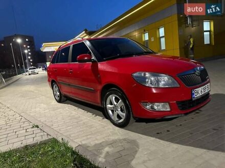 Красный Шкода Фабия, объемом двигателя 1.2 л и пробегом 180 тыс. км за 5400 $, фото 1 на Automoto.ua