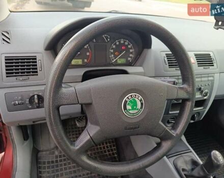 Желтый Шкода Фабия, объемом двигателя 1.4 л и пробегом 182 тыс. км за 4200 $, фото 4 на Automoto.ua