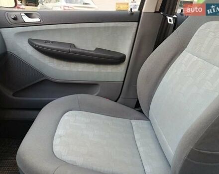 Желтый Шкода Фабия, объемом двигателя 1.4 л и пробегом 182 тыс. км за 4200 $, фото 7 на Automoto.ua