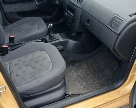 Желтый Шкода Фабия, объемом двигателя 1.4 л и пробегом 208 тыс. км за 3100 $, фото 9 на Automoto.ua