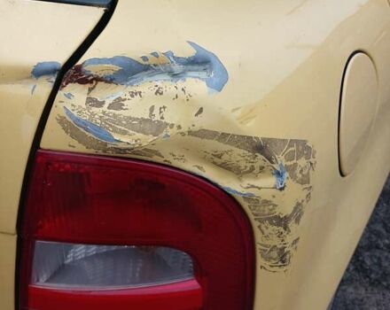 Желтый Шкода Фабия, объемом двигателя 1.4 л и пробегом 208 тыс. км за 3100 $, фото 3 на Automoto.ua