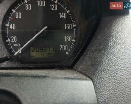 Желтый Шкода Фабия, объемом двигателя 1.4 л и пробегом 208 тыс. км за 3100 $, фото 12 на Automoto.ua