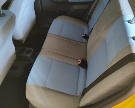 Желтый Шкода Фабия, объемом двигателя 1.2 л и пробегом 182 тыс. км за 3999 $, фото 11 на Automoto.ua