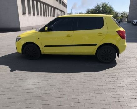 Желтый Шкода Фабия, объемом двигателя 1.4 л и пробегом 320 тыс. км за 4050 $, фото 3 на Automoto.ua