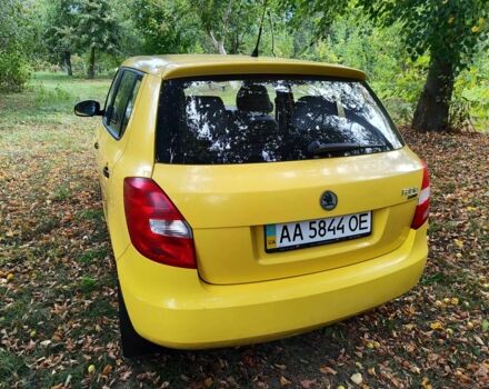 Желтый Шкода Фабия, объемом двигателя 1.2 л и пробегом 182 тыс. км за 3999 $, фото 3 на Automoto.ua