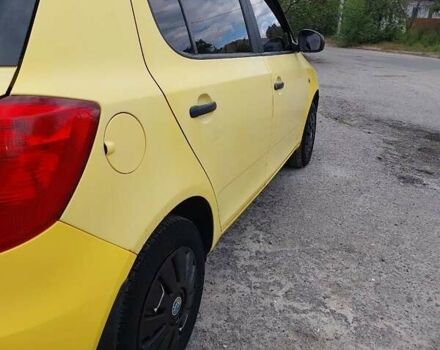 Желтый Шкода Фабия, объемом двигателя 1.2 л и пробегом 182 тыс. км за 4500 $, фото 7 на Automoto.ua