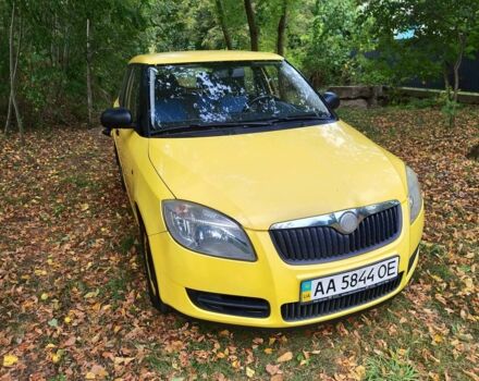 Желтый Шкода Фабия, объемом двигателя 1.2 л и пробегом 182 тыс. км за 3999 $, фото 4 на Automoto.ua