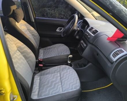 Желтый Шкода Фабия, объемом двигателя 1.4 л и пробегом 320 тыс. км за 4050 $, фото 4 на Automoto.ua