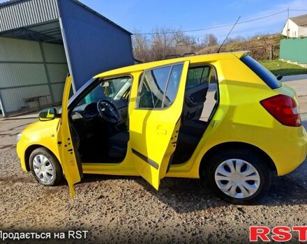 Желтый Шкода Фабия, объемом двигателя 1.2 л и пробегом 163 тыс. км за 5500 $, фото 4 на Automoto.ua