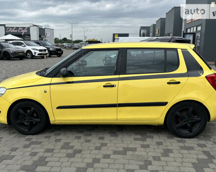 Желтый Шкода Фабия, объемом двигателя 1.2 л и пробегом 173 тыс. км за 5990 $, фото 3 на Automoto.ua