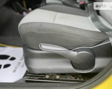 Желтый Шкода Фабия, объемом двигателя 1.2 л и пробегом 173 тыс. км за 5990 $, фото 10 на Automoto.ua