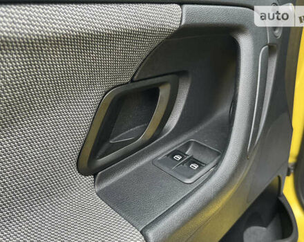 Желтый Шкода Фабия, объемом двигателя 1.2 л и пробегом 173 тыс. км за 5990 $, фото 7 на Automoto.ua