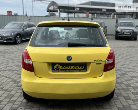 Желтый Шкода Фабия, объемом двигателя 1.2 л и пробегом 173 тыс. км за 5990 $, фото 2 на Automoto.ua