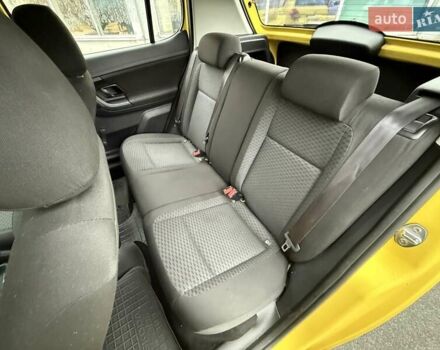 Жовтий Шкода Фабія, об'ємом двигуна 1.39 л та пробігом 298 тис. км за 4300 $, фото 17 на Automoto.ua