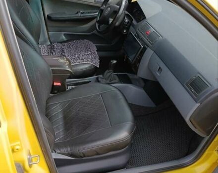 Желтый Шкода Фабия, объемом двигателя 1.4 л и пробегом 209 тыс. км за 4200 $, фото 2 на Automoto.ua