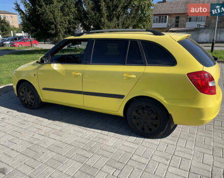 Желтый Шкода Фабия, объемом двигателя 1.6 л и пробегом 260 тыс. км за 3800 $, фото 3 на Automoto.ua