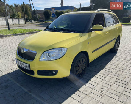Желтый Шкода Фабия, объемом двигателя 1.6 л и пробегом 260 тыс. км за 3800 $, фото 2 на Automoto.ua
