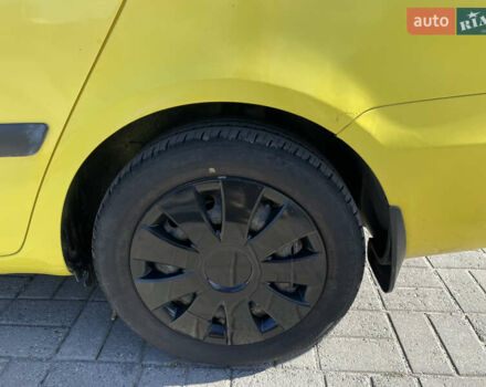 Желтый Шкода Фабия, объемом двигателя 1.6 л и пробегом 260 тыс. км за 3800 $, фото 10 на Automoto.ua