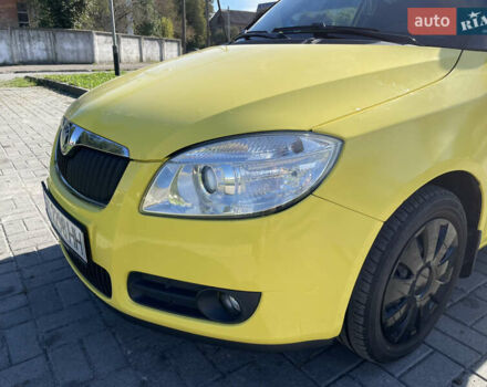 Желтый Шкода Фабия, объемом двигателя 1.6 л и пробегом 260 тыс. км за 3800 $, фото 1 на Automoto.ua