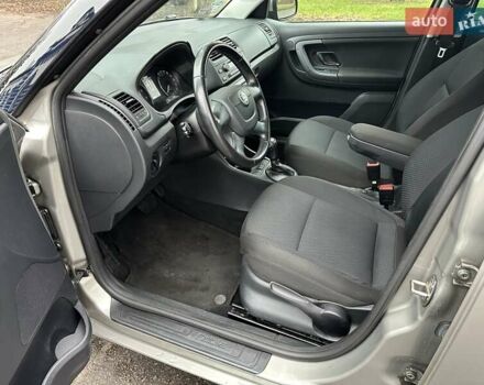 Желтый Шкода Фабия, объемом двигателя 1.2 л и пробегом 200 тыс. км за 7500 $, фото 19 на Automoto.ua