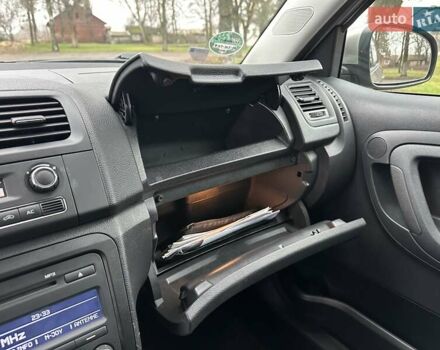 Желтый Шкода Фабия, объемом двигателя 1.2 л и пробегом 200 тыс. км за 7500 $, фото 49 на Automoto.ua