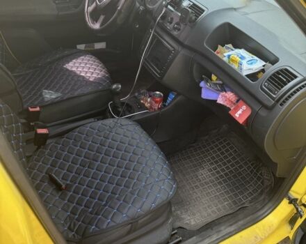 Желтый Шкода Фабия, объемом двигателя 1.4 л и пробегом 265 тыс. км за 5500 $, фото 3 на Automoto.ua