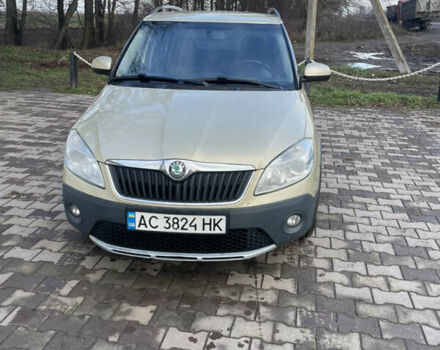 Желтый Шкода Фабия, объемом двигателя 1.6 л и пробегом 194 тыс. км за 6600 $, фото 2 на Automoto.ua