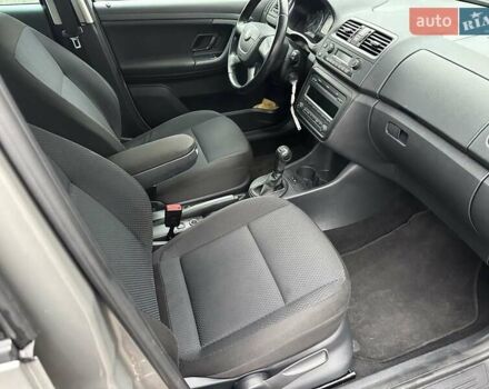 Желтый Шкода Фабия, объемом двигателя 1.2 л и пробегом 200 тыс. км за 7500 $, фото 28 на Automoto.ua