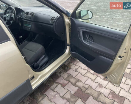 Желтый Шкода Фабия, объемом двигателя 1.6 л и пробегом 194 тыс. км за 6600 $, фото 19 на Automoto.ua