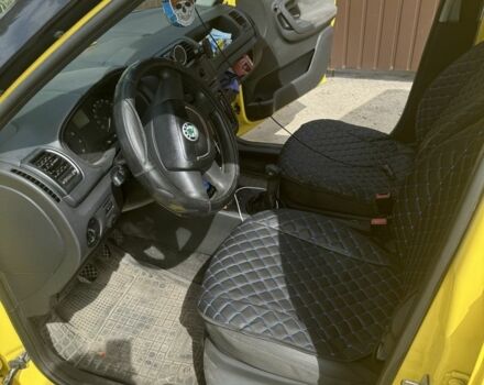 Желтый Шкода Фабия, объемом двигателя 1.4 л и пробегом 265 тыс. км за 5500 $, фото 4 на Automoto.ua