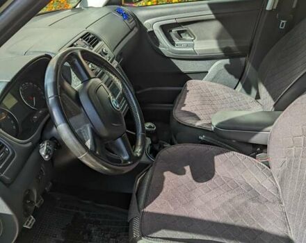 Желтый Шкода Фабия, объемом двигателя 1.6 л и пробегом 207 тыс. км за 7700 $, фото 5 на Automoto.ua