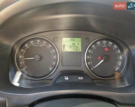 Желтый Шкода Фабия, объемом двигателя 1.6 л и пробегом 207 тыс. км за 7700 $, фото 2 на Automoto.ua