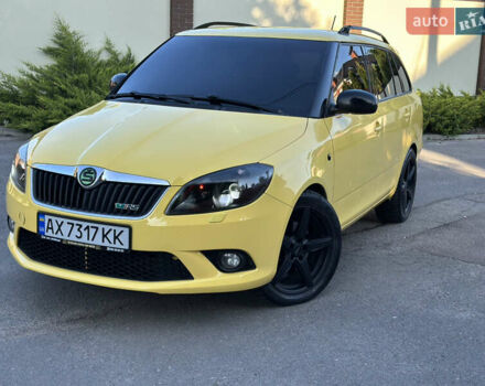 Желтый Шкода Фабия, объемом двигателя 1.4 л и пробегом 145 тыс. км за 7499 $, фото 3 на Automoto.ua