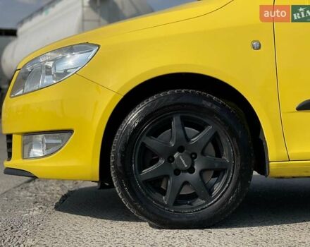Желтый Шкода Фабия, объемом двигателя 1.2 л и пробегом 169 тыс. км за 7999 $, фото 5 на Automoto.ua