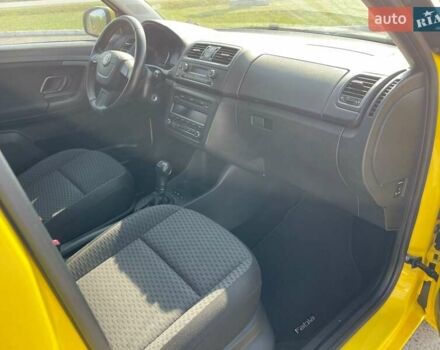 Желтый Шкода Фабия, объемом двигателя 1.2 л и пробегом 169 тыс. км за 7999 $, фото 25 на Automoto.ua