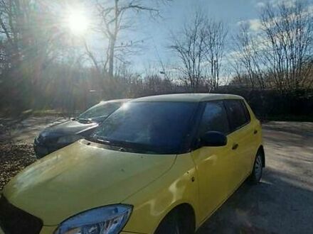 Желтый Шкода Фабия, объемом двигателя 1.2 л и пробегом 203 тыс. км за 4500 $, фото 1 на Automoto.ua