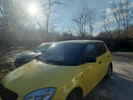 Желтый Шкода Фабия, объемом двигателя 1.2 л и пробегом 203 тыс. км за 4500 $, фото 1 на Automoto.ua