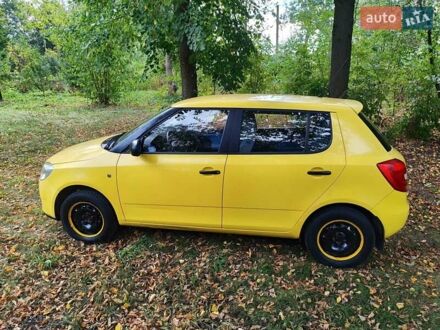 Желтый Шкода Фабия, объемом двигателя 1.2 л и пробегом 182 тыс. км за 3999 $, фото 1 на Automoto.ua