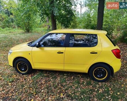 Желтый Шкода Фабия, объемом двигателя 1.2 л и пробегом 182 тыс. км за 3999 $, фото 1 на Automoto.ua