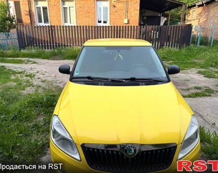 Желтый Шкода Фабия, объемом двигателя 1.6 л и пробегом 24200 тыс. км за 5600 $, фото 1 на Automoto.ua
