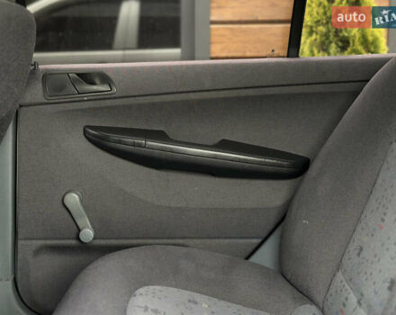 Серый Шкода Фабия, объемом двигателя 1.4 л и пробегом 182 тыс. км за 3900 $, фото 49 на Automoto.ua