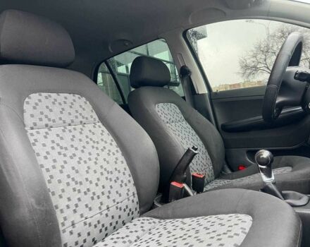 Серый Шкода Фабия, объемом двигателя 1.2 л и пробегом 208 тыс. км за 4000 $, фото 14 на Automoto.ua